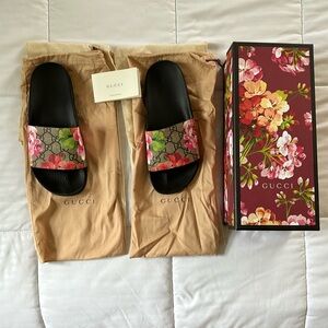 GG BLOOMS SUPREME FLORAL SLIDE SANDAL